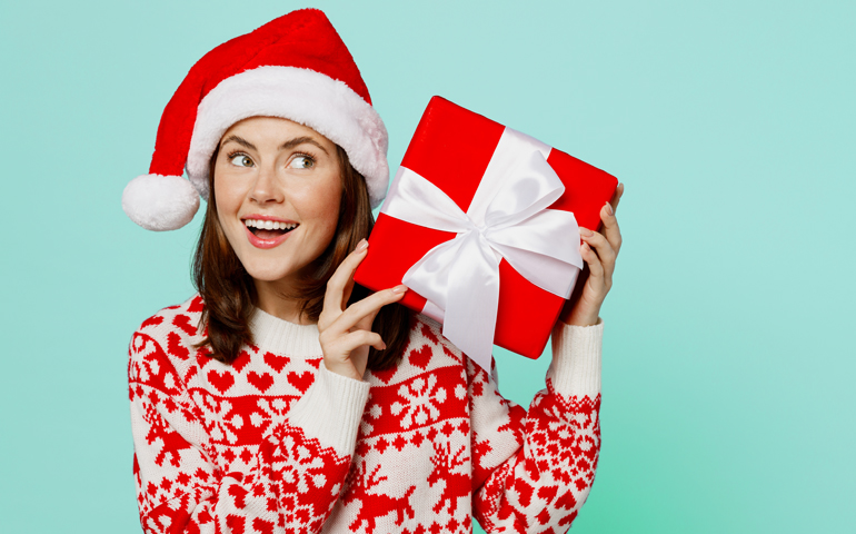 mujer con regalo de navidad